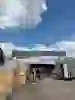 Viering van het hoogste punt van de nieuwe sporthal van middelbare school OBC Bemmel, met bouwvakkers op de bouwplaats, omringd door steigers en bouwmaterialen.