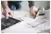 Tafel met ontwerptekening en tablet ernaast